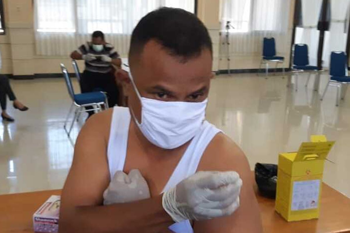 Covid-19 vaccine volunteer Dr. Aaron Rumainum self-injects Sinovacs Covavax vaccine in Jayapura, Papua, Wednesday (13/1/2021)