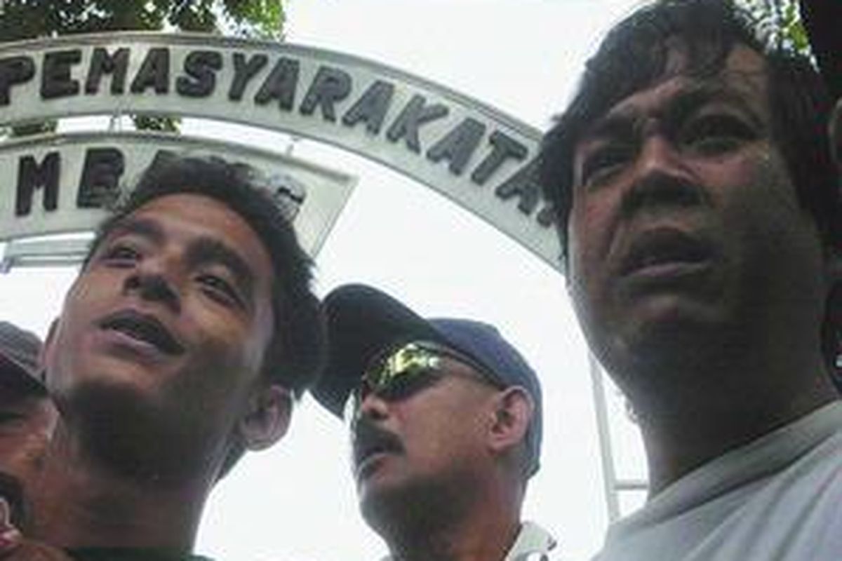   Imam Hambali alias Kemat (kanan) dan Devid Eko Prianto menangis haru saat menghirup udara bebas di pelataran Lembaga Pemasyarakatan Jombang, Kamis (4/12). Kemat dan Devid yang sebelumnya divonis 17 tahun dan 12 tahun dibebaskan berdasarkan keputusan peninjauan kembali Mahkamah Agung.