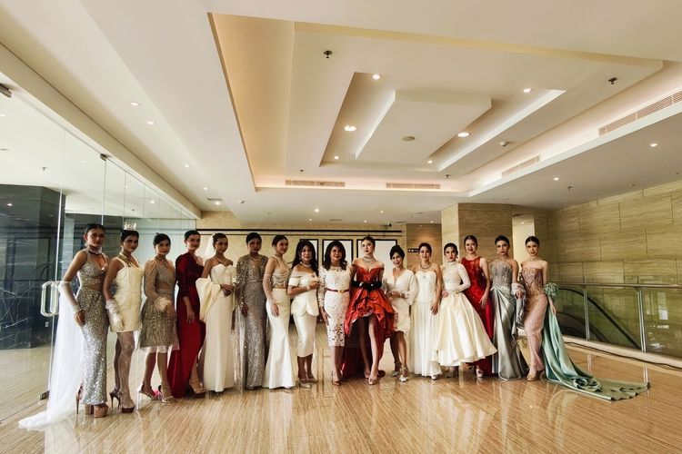 Di tengah padatnya suasana akhir tahun, tiga sahabat asal Surabaya Catherine Njoo Couture, Natalia Fabsan, dan Elly Humara menyambut momen Hari Natal 2025 dan Tahun Baru 2026 dengan cara yang berbeda.