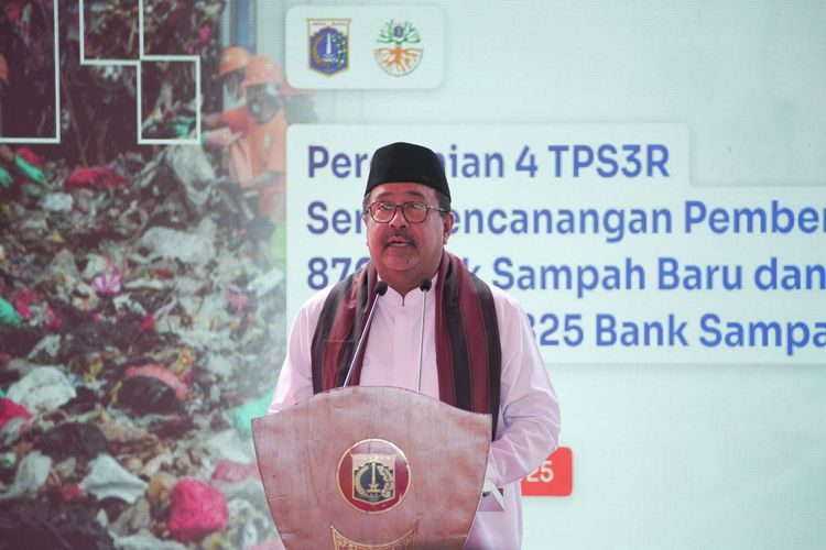 Wakil Gubernur (Wagub) Provinsi DKI Jakarta Rano Karno meresmikan empat Tempat Pengolahan Sampah Reduce, Reuse, dan Recycle (TPS 3R), di TPS 3R Semper, Jumat (21/3/2025).
