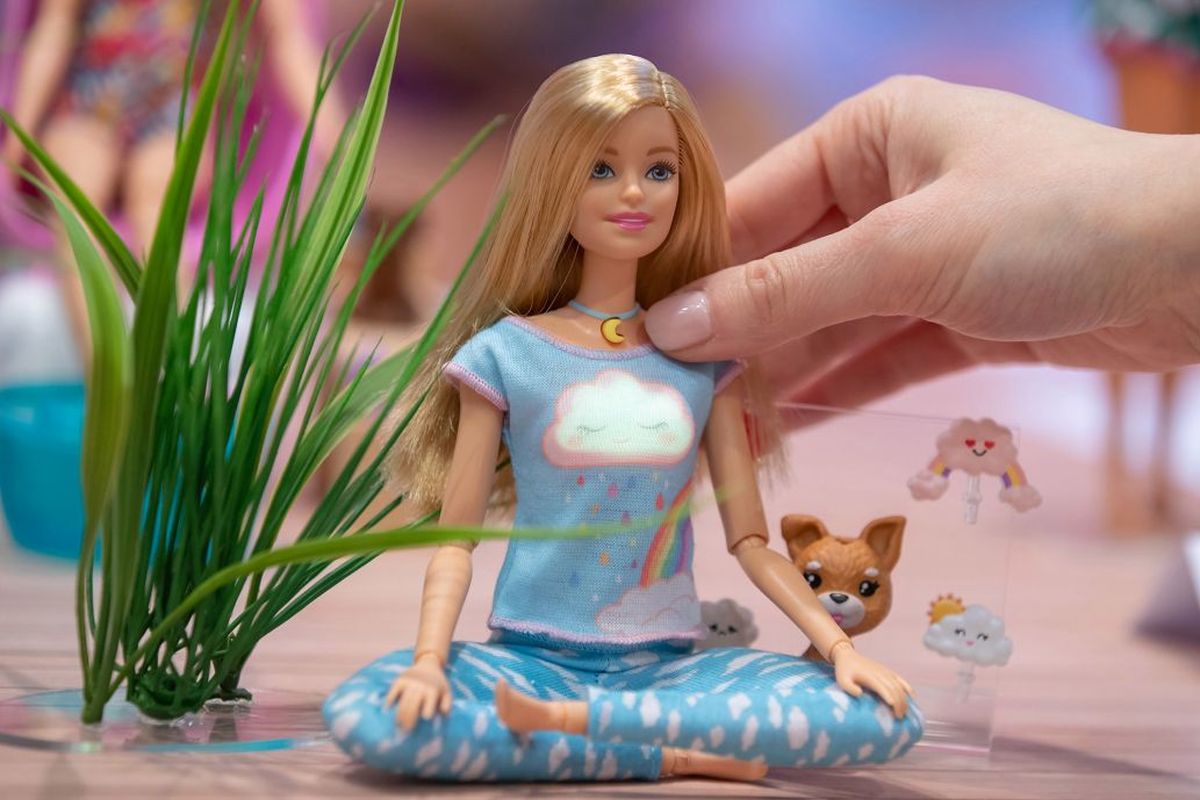 Boneka Barbie wellness and meditation.