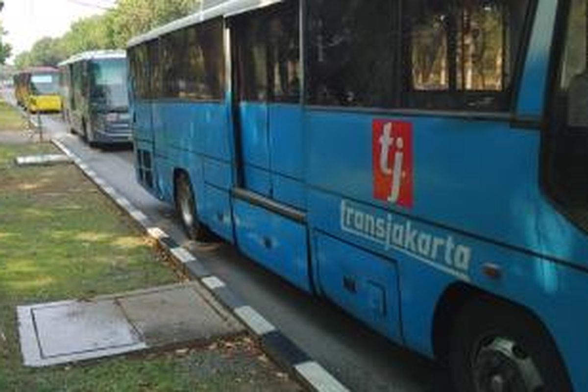 Bus-bus transjakarta mengantre untuk tiba di halte Monas, Jakarta Pusat, untuk menaikkan dan menurunkan penumpang, Kamis (1/10/2015).