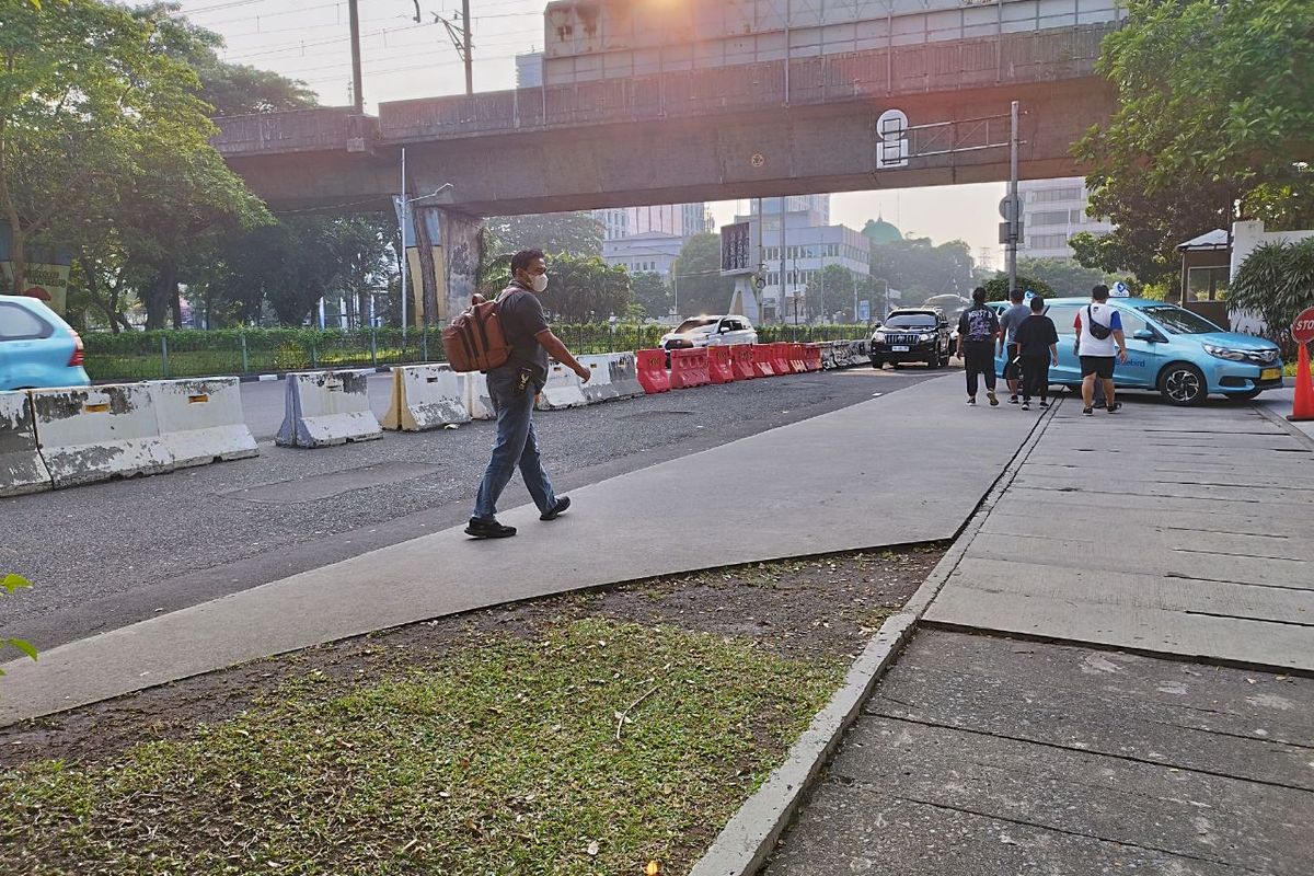 Sejumlah pejalan kaki melintasi kantor Kedubes AS, Gambir, Jakarta Pusat, Senin (12/6/2023).