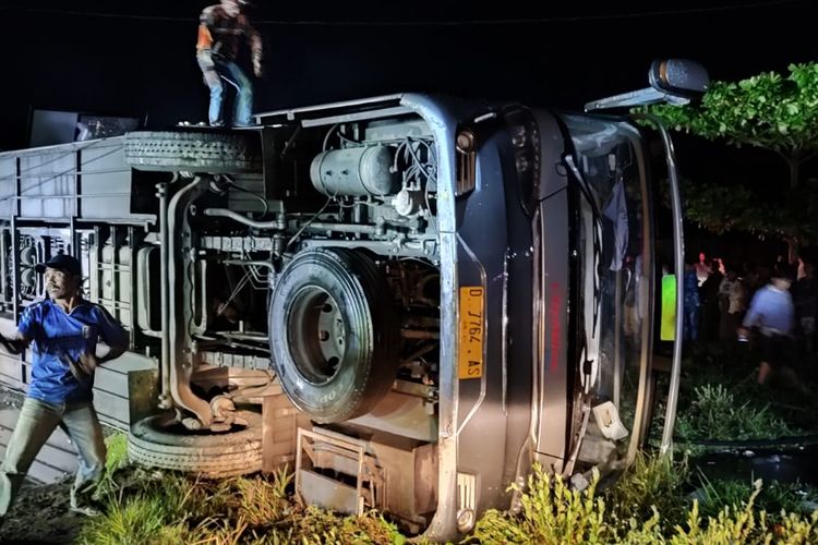 Dok istimewa : Bus pariwisata yang mengangkut rombongan siswa SMPN 3 Garut mengalami kecelakaan dengan dua sepeda motor di Purworejo. Kecelakaan itu mengakibatkan 1 korban tewas ditempat. 