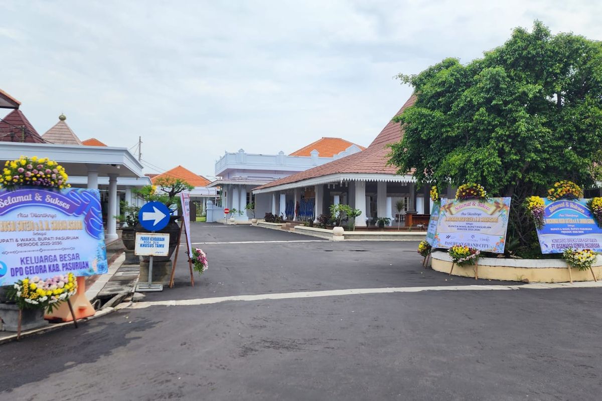 Sejumlah karangan bunga sudah mulai berdatangan di kantor pendopo Bupati Pasuruan, Kamis (20/02/2025) 