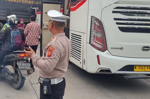 Polres Karawang Periksa Kelaikan Bus hingga Kondisi Sopir untuk Mudik