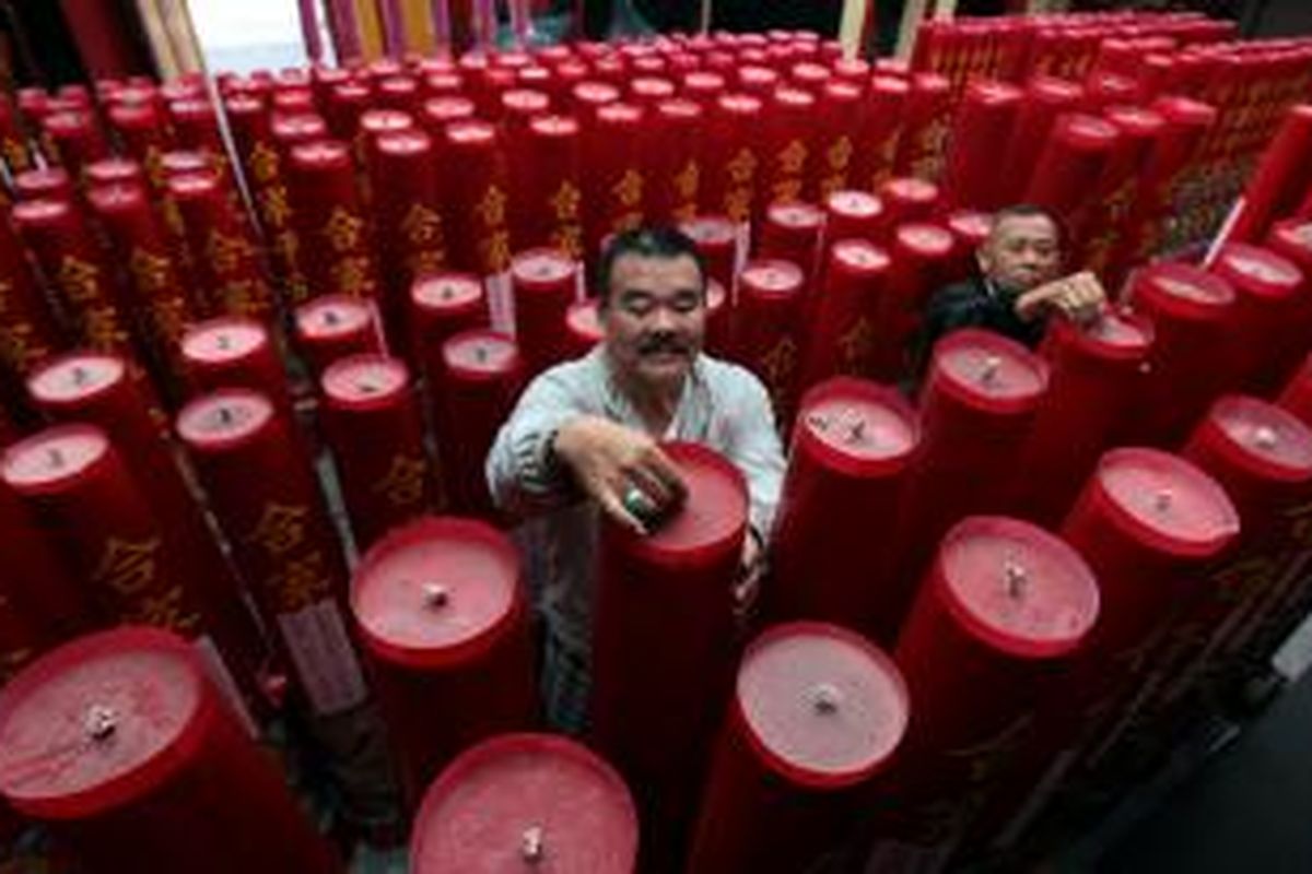 Dua orang warga Tionghoa memasang ratusan lilin berukuran besar di halaman Vihara Dharma Ramsi, Gang Ibu Aisah, Jalan Cibadak, Kota Bandung, Rabu (29/1/2014). Kegiatan ini sebagai salah satu persiapan menyambut tahun baru Imlek 2565 yang jatuh pada 31 Januari 2014. TRIBUN JABAR/GANI KURNIAWAN