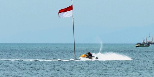 Pengunjung bermain jet ski di Pantai Beach Club, Tanjung Lesung, Pandeglang, Banten, Minggu (24/9/2017). Segala keindahan dari Tanjung Lesung membuat pemerintah menetapkan kawasan tersebut menjadi Kawasan Ekonomi Khusus (KEK) Pariwisata di Provinsi Banten.