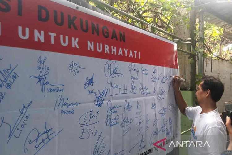 Warga saat menandatangani petisi dukungan untuk Nurhayati pelapor kasus korupsi yang menjadi tersangka di Cirebon, Jawa Barat, Minggu (27/2/2022). (ANTARA/Khaerul Izan)
