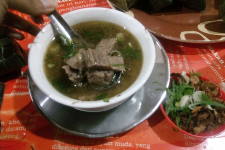 Semangkuk coto Makassar