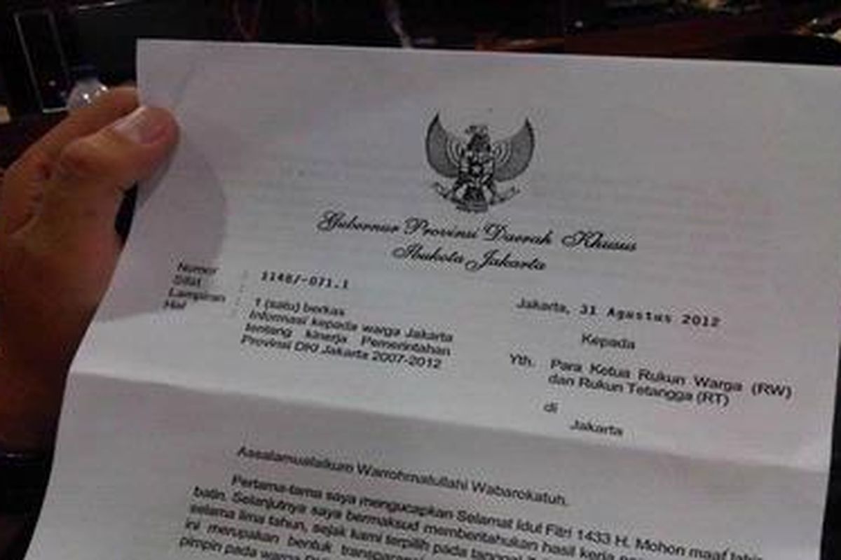 Lembaran surat edaran yang diterima para ketua RT dan RW di Jakarta, Senin (17/9/2012). Surat itu berisi mengenai program pembangunan Gubernur DKI Jakarta periode 2007-2012.  