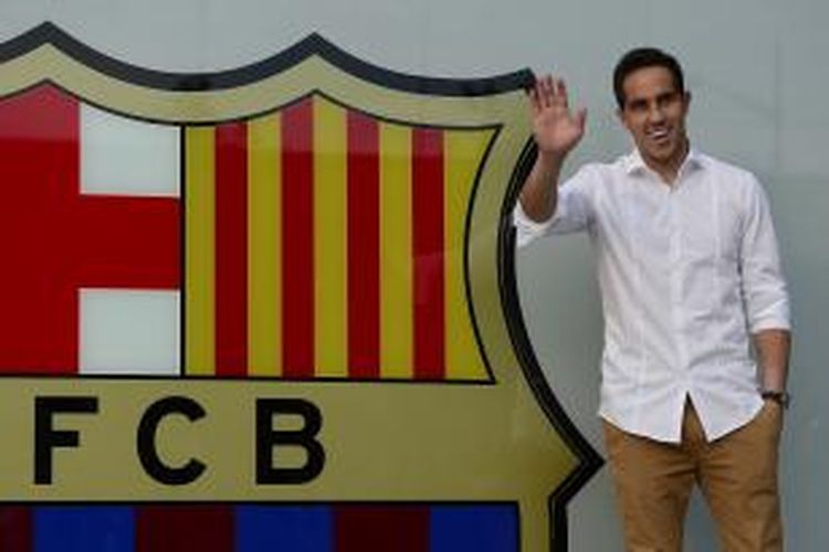Kiper asal Cile, Claudio Bravo, berfoto di depan logo Barcelona, di Camp Nou, Minggu (6/7/2014). Ia berada di Barcelona untuk menyelesaikan transfernya dari Real Sociedad.
