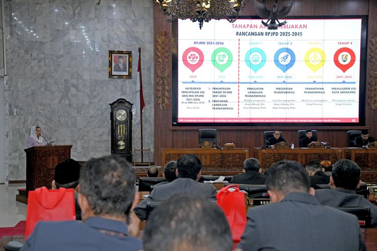 Walkot Semarang Mbak Ita hadir saat Sidang Paripurna bersama Dewan Perwakilan Rakyat Daerah (DPRD) Kota Semarang, Rabu (27/3/2024).