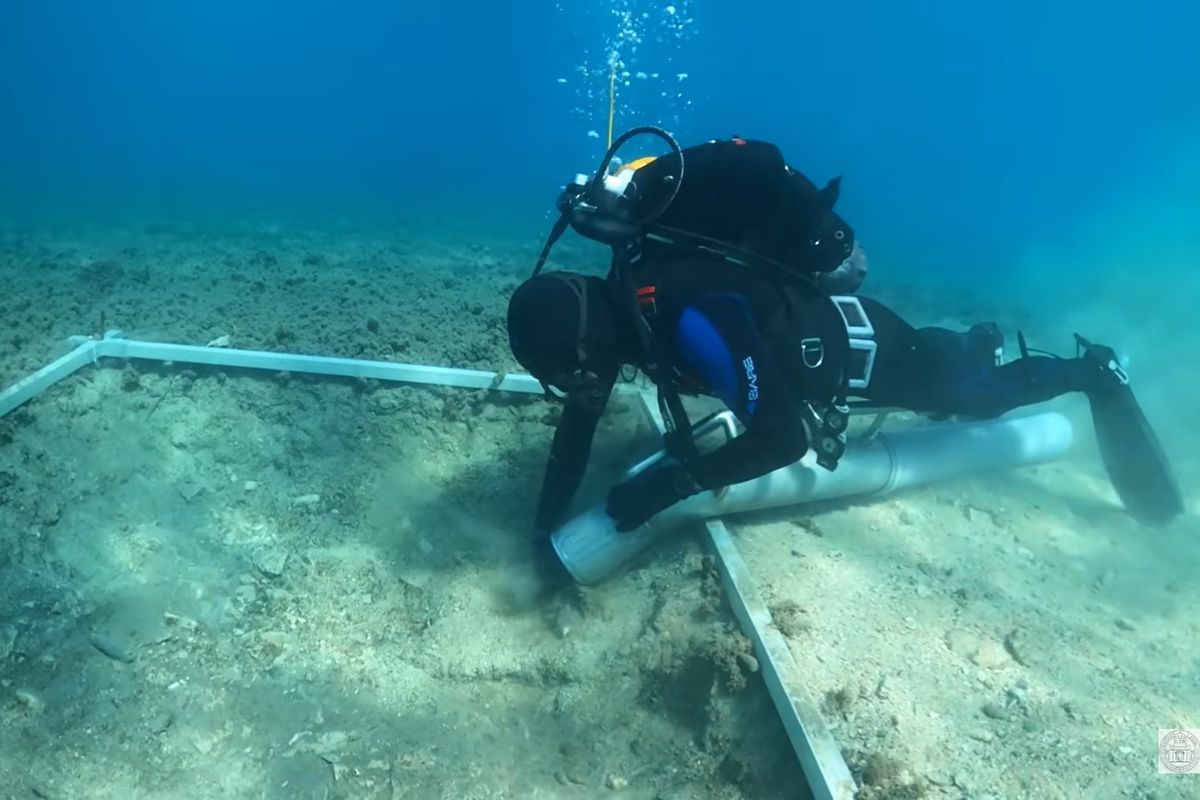Tangkapan layar ekspedisi penemuan jalan kuno berusia 7.000 tahun di dasar laut Mediterania yang dilakukan para arkeolog dari University of Zadar.
