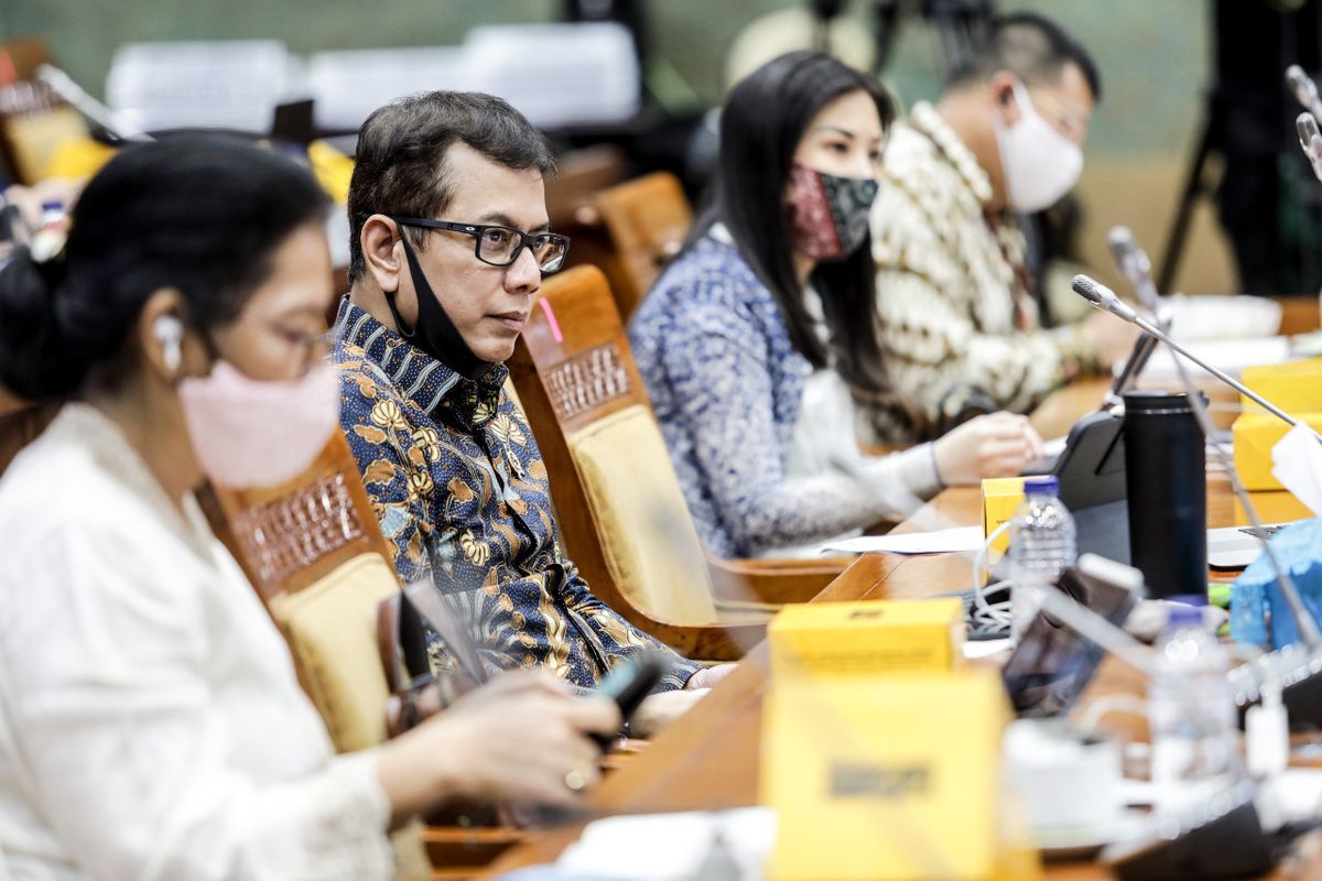 Menparekraf Wishnutama Kusubandio, saat mengikuti Rapat Kerja Komisi X DPR dengan Kemenparekraf, di Gedung DPR RI, Jumat (3/7/2020).