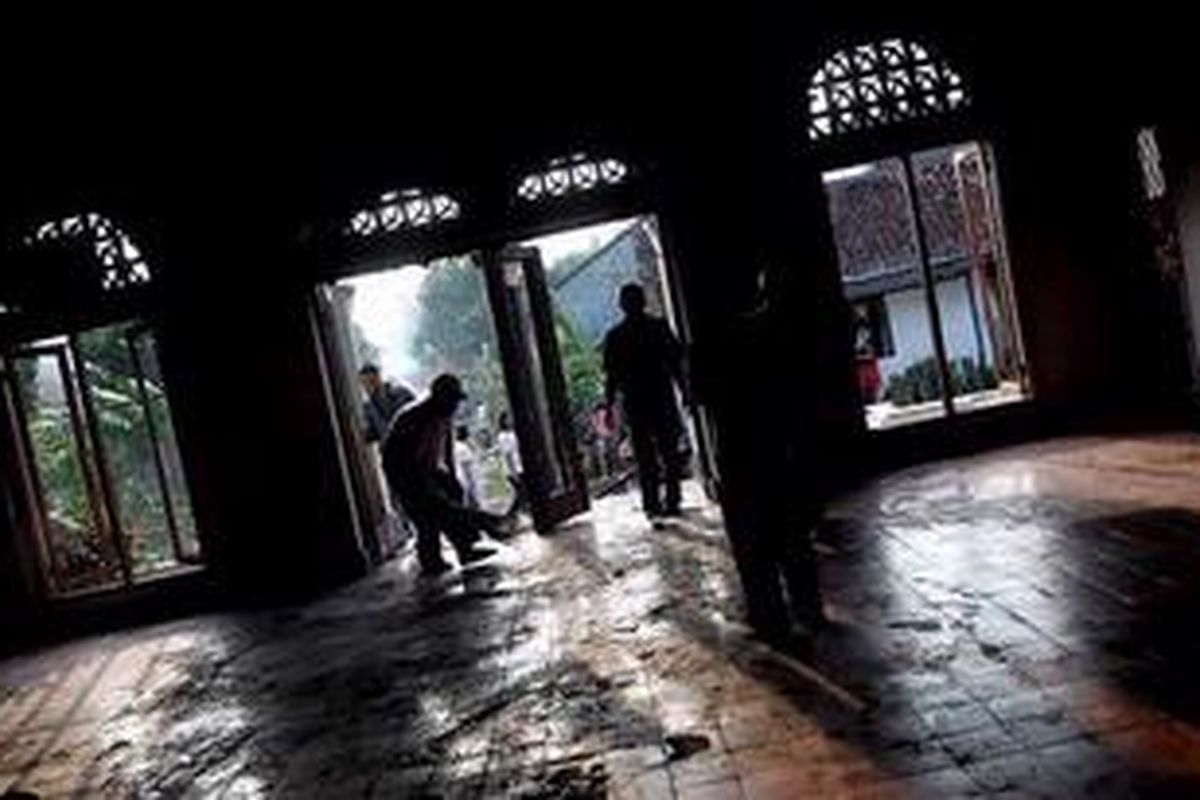 Pasca-penyerangan Ahmadiyah di Bogor  Warga membersihkan masjid yang dibakar massa di Ciampea Udik RW 5, Kecamatan Ciampea, Kabupaten Bogor, Jawa Barat, Sabtu (2/10/2010). Massa menyerang desa yang dihuni sekitar 500 jemaah Ahmadiyah, menghancurkan belasan rumah, membakar dua rumah dan satu masjid. 