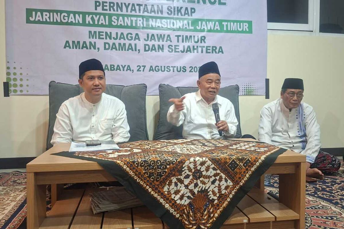 Ketua Umum JKSN KH Asep Saifudin Chalim (tengah) memberikan pernyataan sikap tentang rencana aksi 3 September 2025, Rabu (26/8/2025).