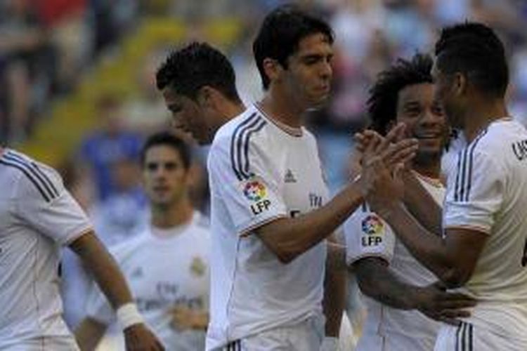 Pemain Real Madrid, Casemiro (kanan), melakukan selebrasi bersama Kaka yang menyalaminya, serta sejumlah pemain lain usai mencetak gol ke gawang Deportivo di ajang Trophy Teresa Herrera, Kamis (29/8/2013).