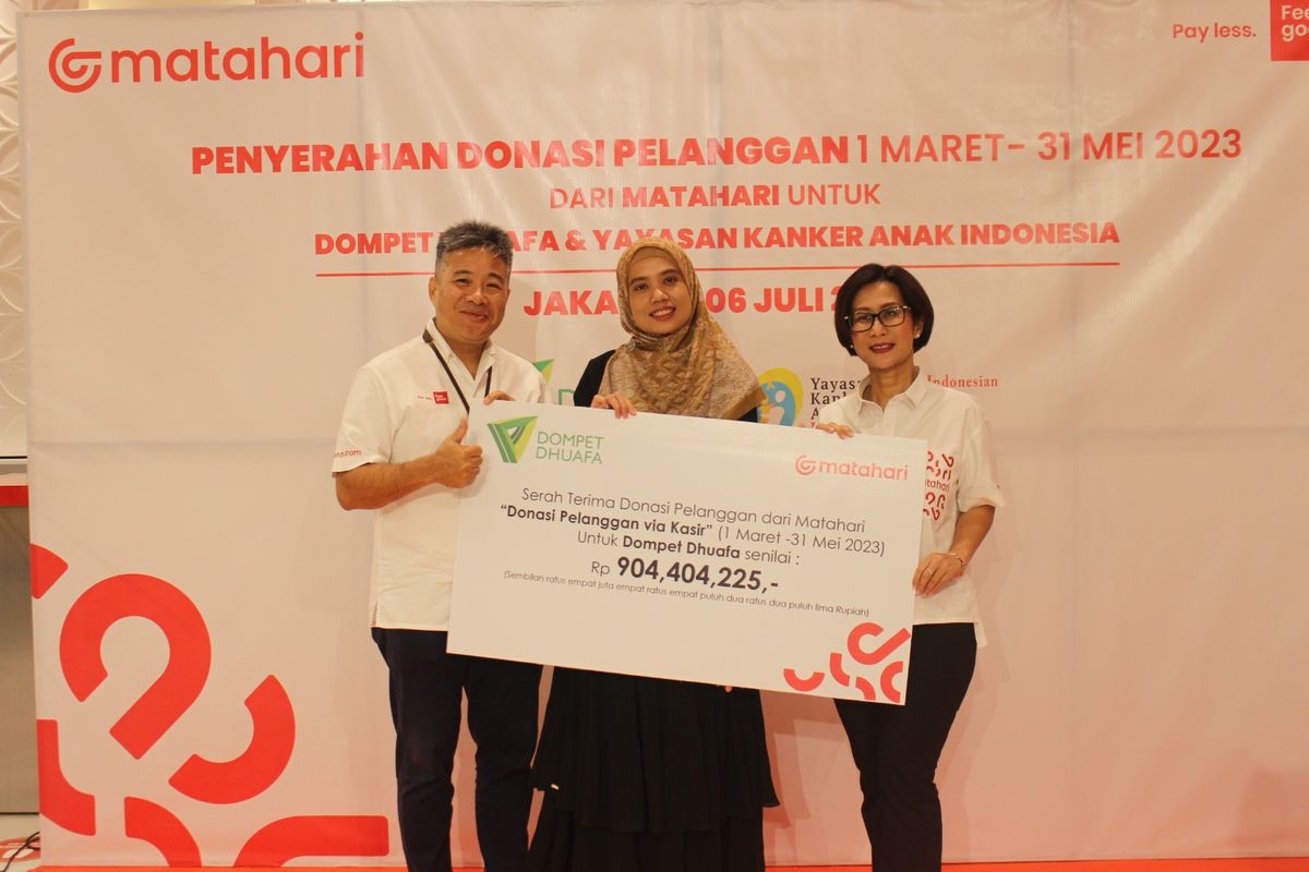 PT Matahari Department Store Tbk kembali mengamanahkan donasi dari para pelanggannya sebesar Rp 904.404.225 kepada Dompet Dhuafa Matahari Taman Anggrek, Tanjung Duren, Jakarta Barat, Kamis (6/7/2023).