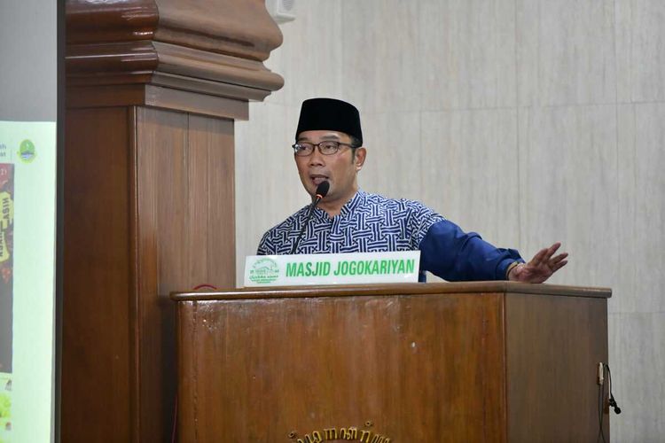 Gubernur Jabar Ridwan Kamil saat melaksanakan salat subuh berjamaah, dilanjutkan memberikan kuliah subuh bersama Mualaf Center Indonesia di Masjid Jogokariyan, Yogyakarta, Rabu (6/4/2022).
