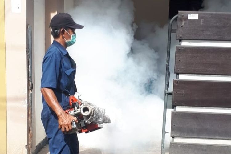 Petugas Dinas Kesehatan Kota Tegal melakukan fogging sebagai upaya antisipasi mencegah penyebaran nyamuk pembawa penyakit DBD di Kota Tegal, baru-baru ini. (Foto: Dinas Kesehatan Kota Tegal)