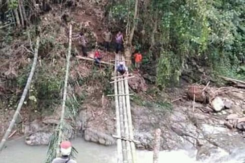 Cerita Desa Tanpa Jembatan di NTT, Warga Kesulitan Menyeberang Saat Banjir, Akhirnya Bangun Pakai Bambu