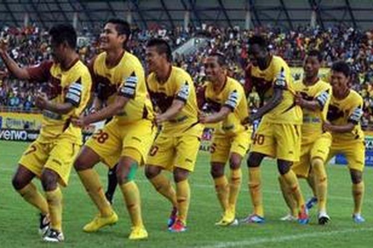 Sriwijaya FC berhail mempermalukan tuan rumah Gresik United 4-3 dalam lanjutan Indonesia Super League (ISL) di Stadion Petrokimia, Gresik