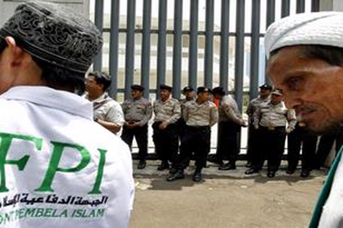 Polisi mengamankan unjuk rasa massa Front Pembela Islam (FPI) di depan Pusat Kebudayaan Belanda, Erasmus Huis, Jakarta Selatan, Selasa (28/9/2010). Pengunjuk rasa menuntut pusat kebudayaan membatalkan pemutaran film bertema gay dalam Q Film Festival yang akan menampilkan 150 film dari 20 negara yang mengangkat isu-isu tentang hak gay dan HIV/AIDS. KOMPAS IMAGES/DHONI SETIAWAN