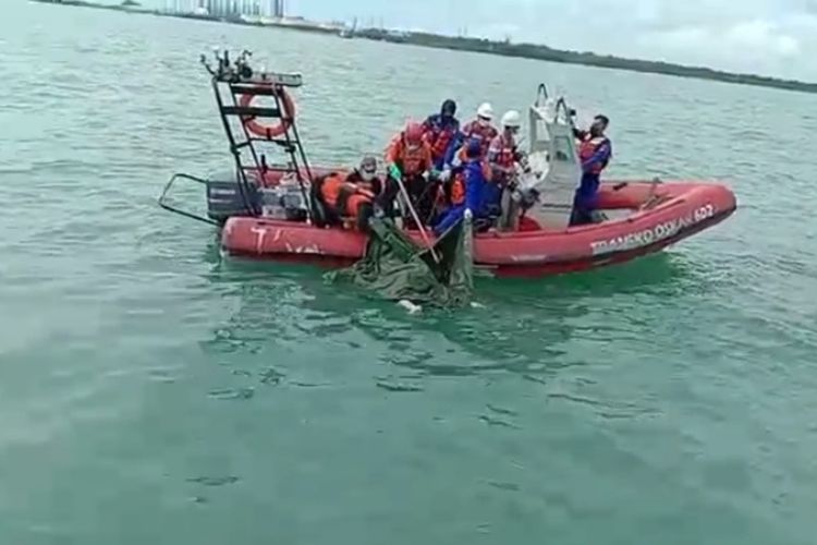 Petugas Gabungan dari BPBD Tuban dan Polisi mengevakuasi jasad nelayan asal Lamongan yang ditemukan di perairan utara Kabupaten Tuban, Jawa Timur. Kamis (26/5/2022)