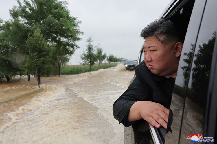 Kim Jong Un menginspeksi langsung wilayah yang terendam banjir di area dekat perbatasan dengan China pada Minggu (28/7/2024).