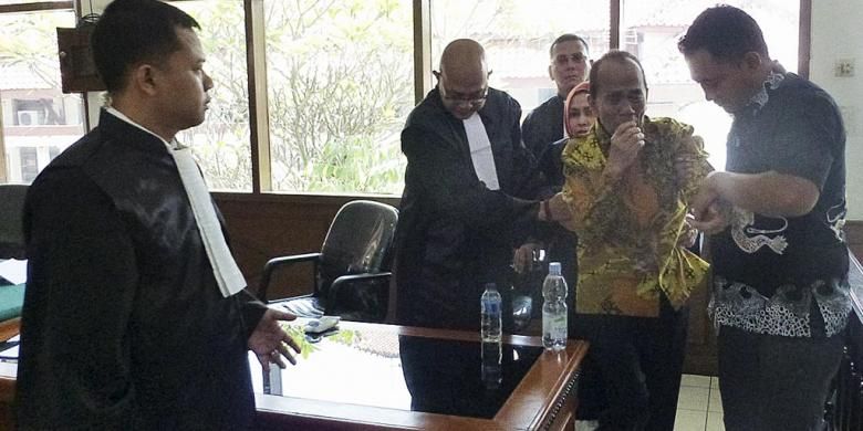 Gubernur Riau (nonaktif) Annas Maamun, kedua dari kanan, mendadak mengeluh sakit mag di tengah proses sidang di Pengadilan Tindak Pidana Korupsi Bandung, Jawa Barat, Rabu (20/5/2015), sehingga dilarikan ke Rumah Sakit Santosa, Bandung. Akibatnya, sidang dengan agenda pembacaan tuntutan itu tertunda dan akan dilanjutkan Senin mendatang. Annas sebelumnya didakwa menerima hadiah uang tunai sekitar Rp 5,5 miliar terkait suap dalam hal perubahan kawasan hutan di Riau dan dakwaan lain terkait suap untuk melicinkan proyek alih lahan tersebut. 