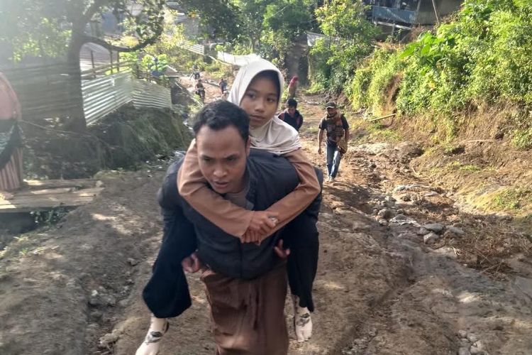 Anak Sakit Digendong 4 Jam Imbas Jalan Rusak, Warga Pedalaman Sumbawa Menjerit