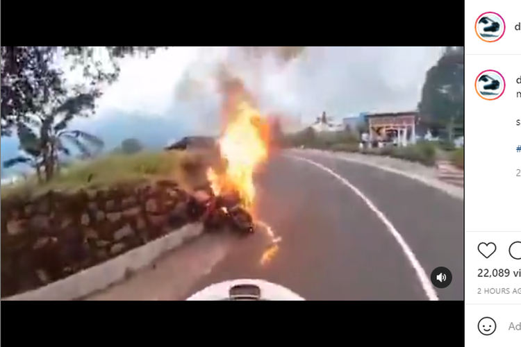 Tangkapan layar unggahan video sepeda motor terbakar, Kamis (16/9/2021)