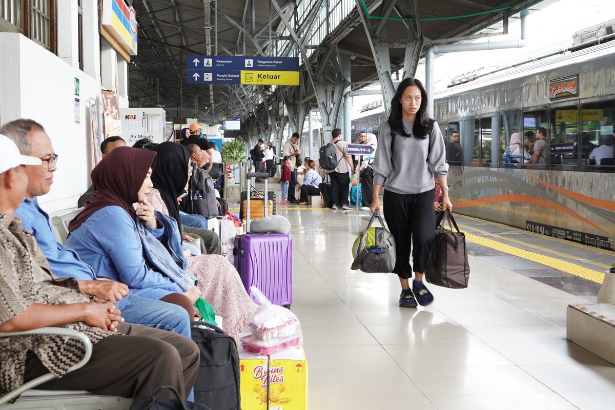 Sejumlah calon penumpang tampak memadati area peron di salah satu stasiun kereta api untuk menggunakan layanan angkutan berbasis rel.