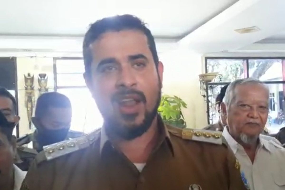 Hadi menyegel tempat karaoke Family 88 karena menyalahi perda. 