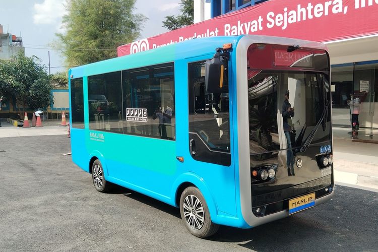 Perusahaan produsen kendaraan listrik, PT Marlip Indo Mandiri menunjukkan satu unit kendaraan listrik dengan jenis minibus yang diberinama Angklung (Angkutan Listrik Bandung) kepada Wali Kota Bandung, Muhammad Farhan di Kantor Dinas Perhubungan Kota Bandung, Senin (4/8/2025).