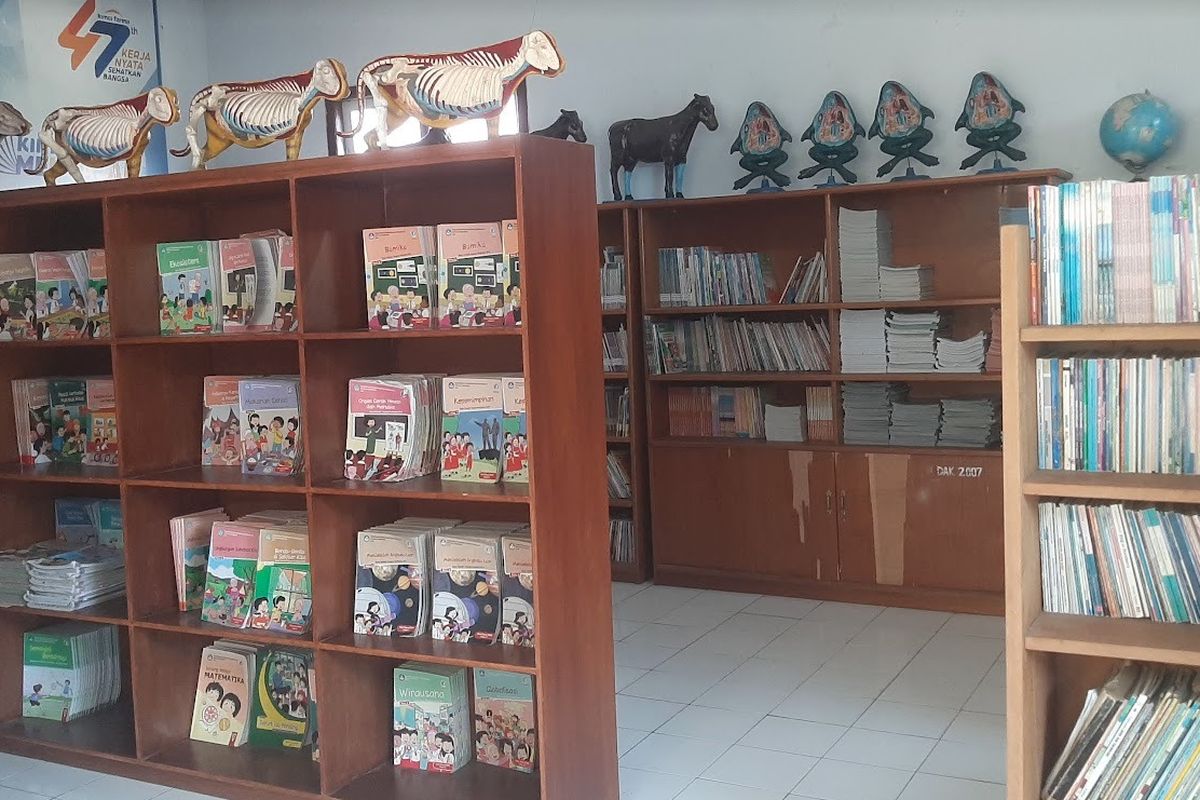 Ilustrasi perpustakaan sekolah yang menyediakan buku-buku bacaan.