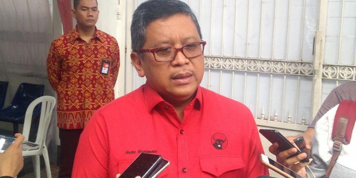Sekretaris Jenderal Partai Demokrasi Indonesia Perjuangan Hasto Kristiyanto di kediaman Megawati Jl. Teuku Umar, Jakarta, Senin (8/1/2018).