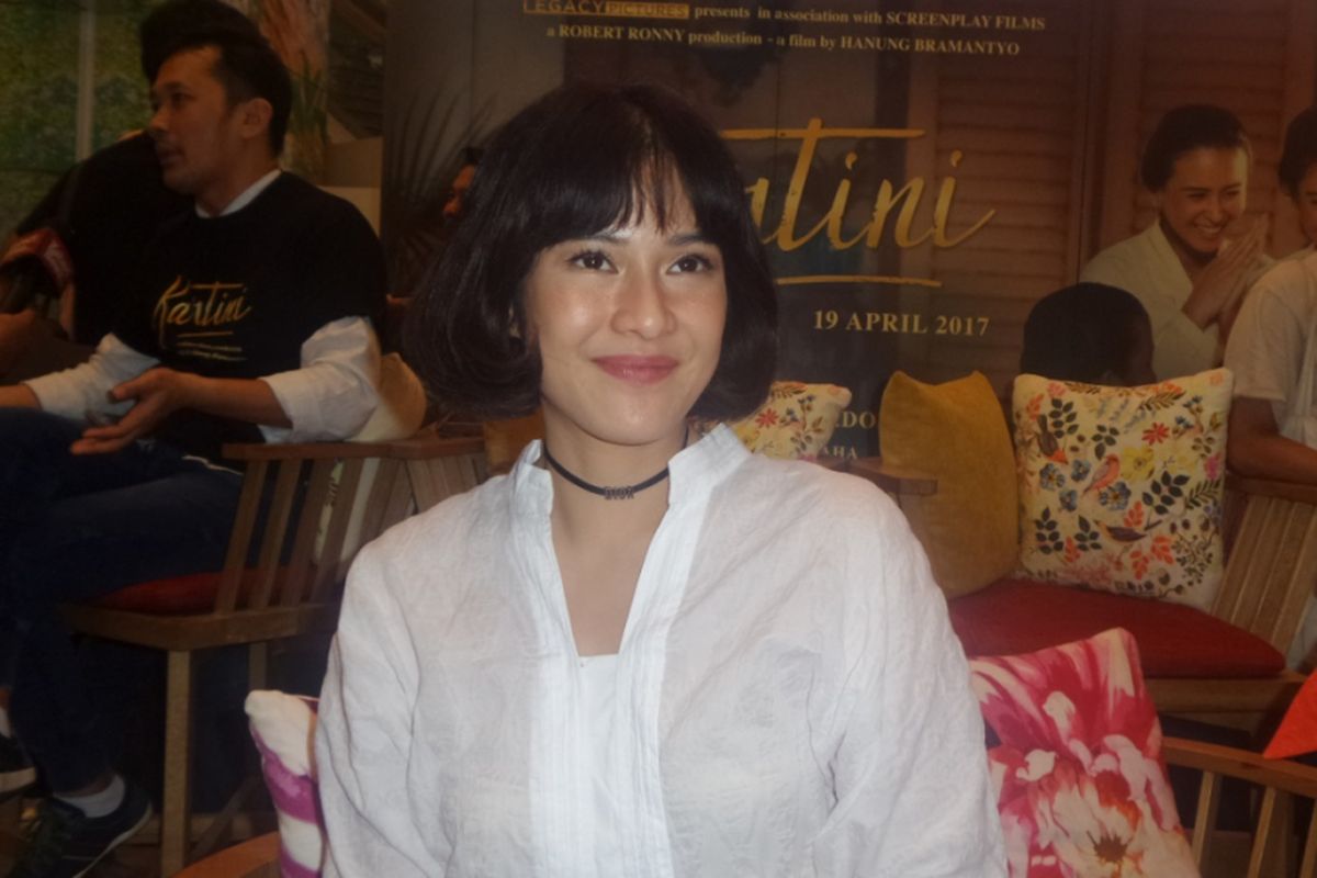 Dian Sastrowardoyo diabadikan usai konferensi pers film Kartini di Plaza Indonesia, Jakarta Pusat, Rabu (5/4/2017).