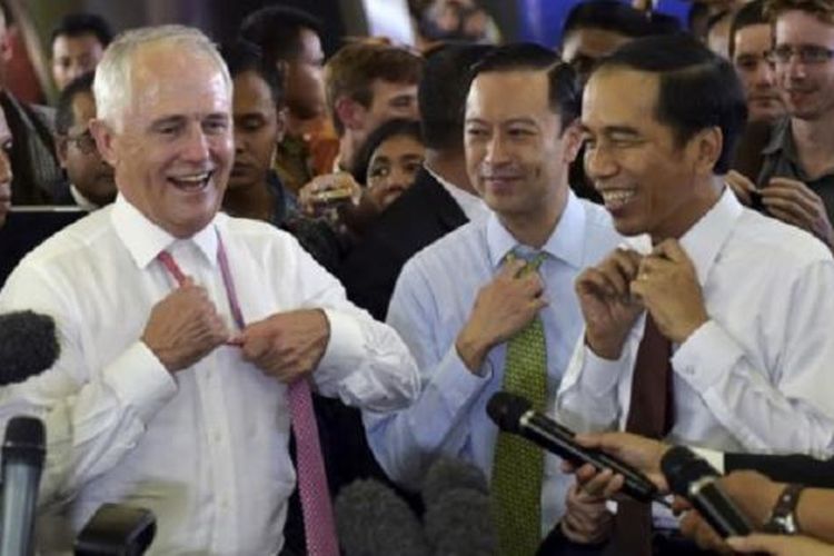 Perdana Menteri Australia Malcolm Turnbull, kiri, dan Presiden Indonesia Joko Widodo saat berkunjung ke pasar Tanah Abang di Jakarta, 12 November 2015.