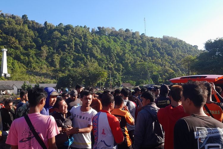 Evakuasi jenasah nelayan yang hilang disambut ratusan warga di Pelabuhan Pantai Sadeng, Gunungkidul. Kamis (6/6/2024)