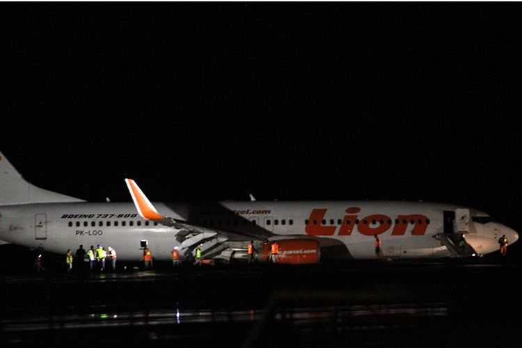 Kondisi pesawat Lion Air yang tergelincir di landasan pacu Bandara Djalaludin, di Kabupaten Gorontalo, Gorontalo, Minggu (29/4/2018) malam. Pesawat dengan nomor penerbangan JT 892 tergelincir dan keluar landas pacu sesaat setelah mendarat ketika hujan deras, dan 174 penumpang dan tujuh kru selamat pada kejadian tersebut.