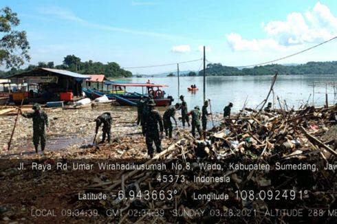 Sempat Menggunung, Sampah di Bendungan Jatigede Mulai Dibersihkan