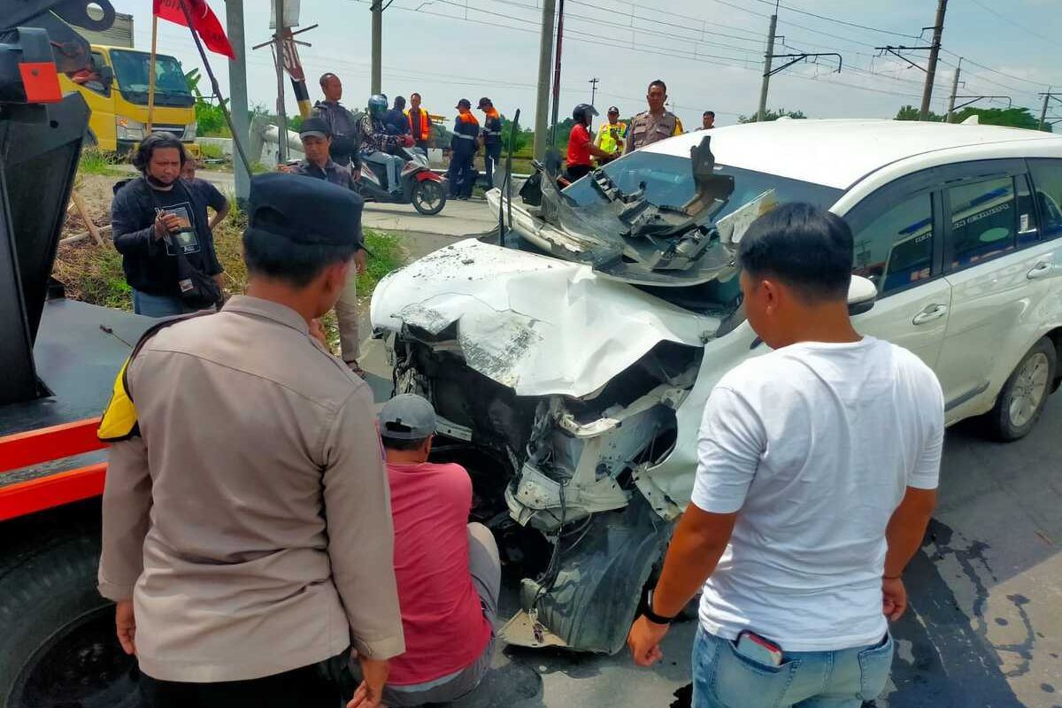 Innova Melaju Kencang, Tabrak Tiang Listrik di Pelintasan Kereta Klaten