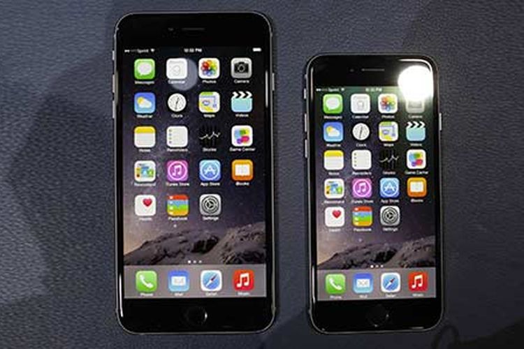 Dua model iPhone 6 series yang dirilis tahun 2014, yaitu iPhone 6 Plus (kiri) dan iPhone 6 (kanan).