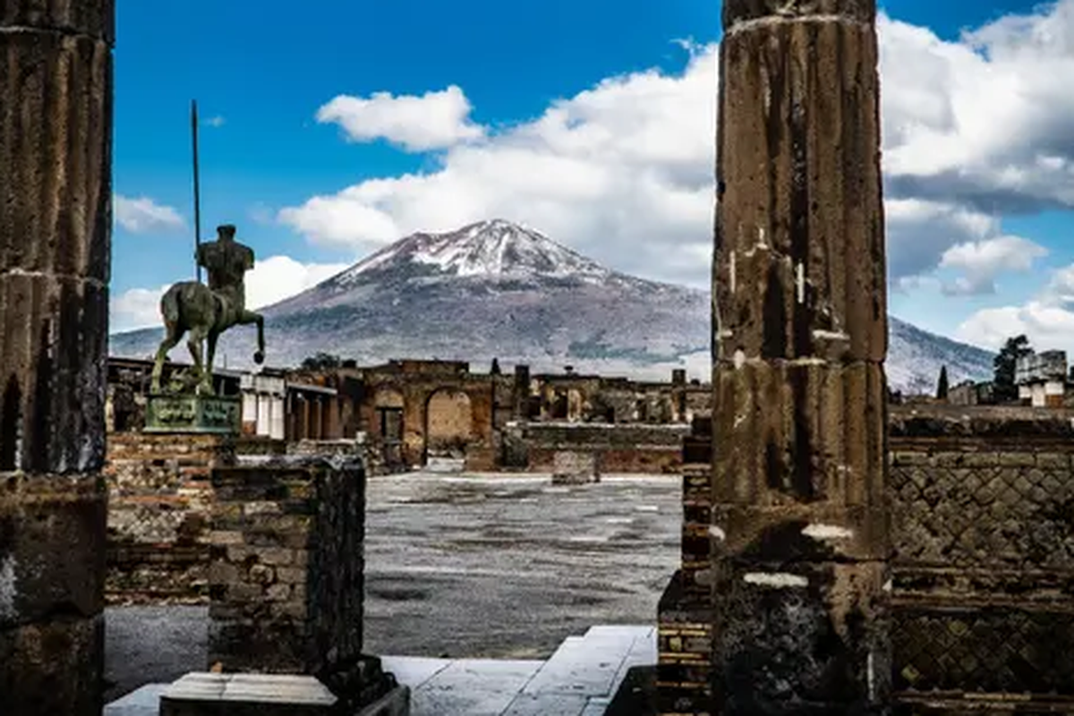 Puncak Gunung Vesuvius dilihat dari situs arkeologi Pompeii, Italia. 