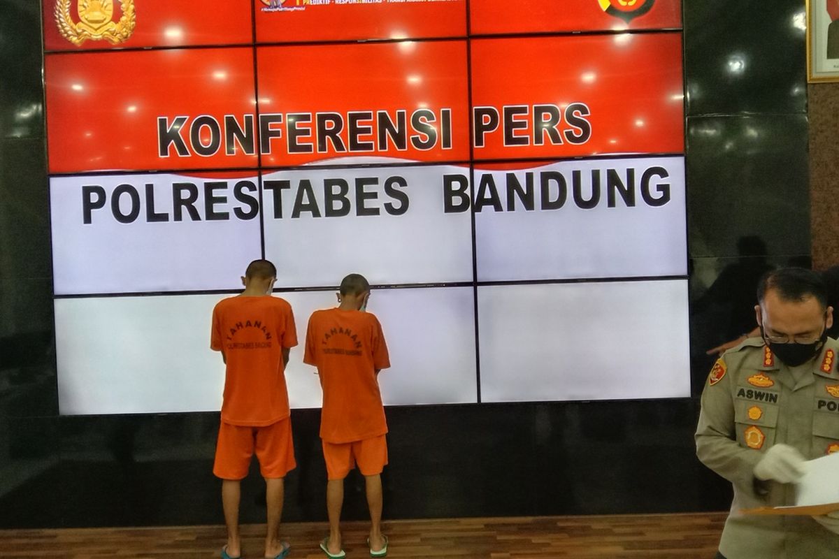 Kapolrestabes Bandung Kombes Aswin Sipayung tengah merilis penangkapan para pelaku yang menculik, memperkosa, dan menjual korban remaja 14 tahun di Bandung, di Mapolrestabes Bandung, Rabu (29/11/2021).