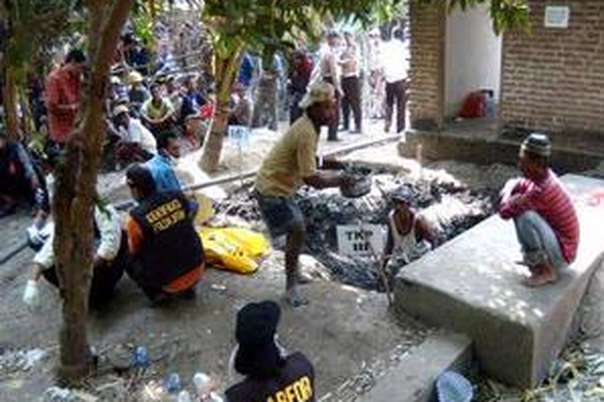 Petugas forensik, Senin (28/7), menggali tanah dekat pembuangan wc dan menemukan dua jenazah yang diperkirakan Ny Nanik dan anaknya korban pembunuhan berantai dengan tersangka Ryan di Dusun Maijo, Desa Jatiwates, Kecamatan Tembeleng, Kabupaten Jombang, Jawa Timur.