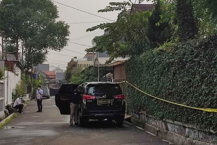 Sejumlah polisi kembali mendatangi rumah dinas Kepala Divisi Profesi dan Pengamanan (Kadiv Propam) Irjen Pol Ferdy Sambo di kawasan Duren Tiga, Pancoran, Jakarta Selatan, pada Senin (18/7/2022) siang. 