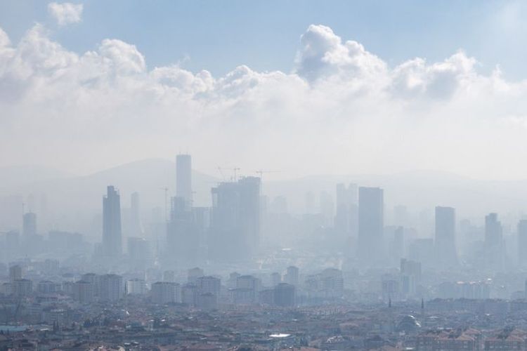 Ilustrasi kota yang dipenuhi polusi.